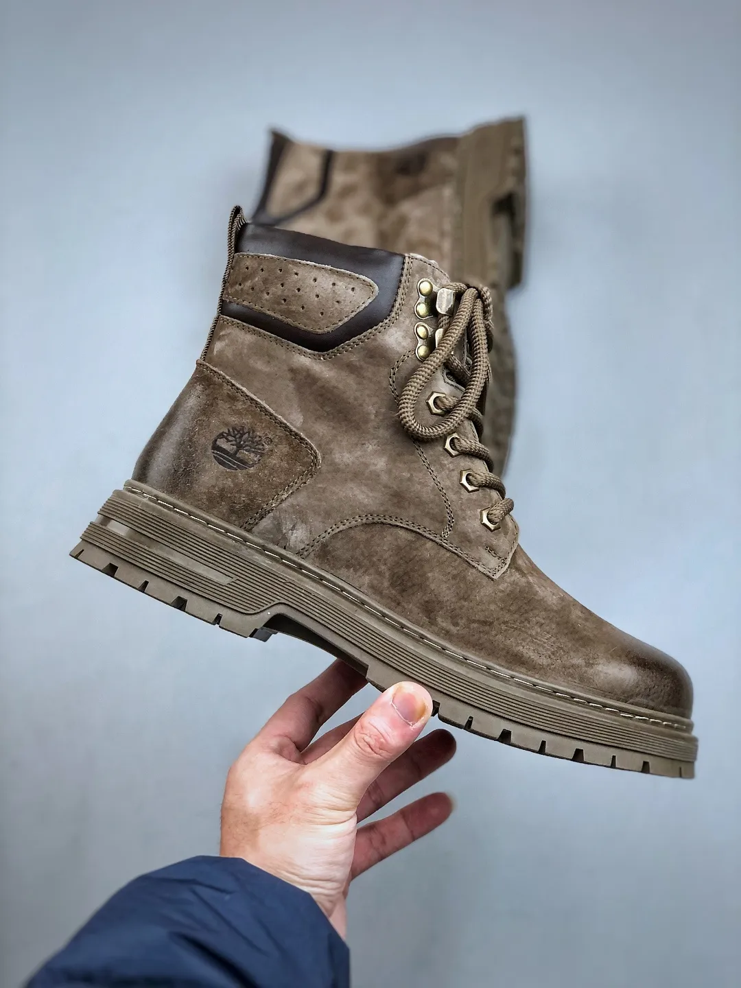 Local 💰560 support store opening new goods 🚀 #Timberland Timberland/Timberland New autumn and winter products Must-have outdoor casual rhubarb boots series for autumn and winter #Guangdong Dachang quality Original box original packaging Fashion and trend matching The fabric is made of Italian 🇮🇹 top matte fine-grained cowhide Light outsole with anti-odor and anti-corrosion genuine leather latex insoles From the outsole to the hardware, all are made from OEM raw materials Same as the original Goodyear's never-opening glue process. Good products don't kill pigs. The quality of the first order is strictly controlled. Exclusively released on the entire network. The quality is beyond doubt. The full set of official website unified packaging gives you a perfect wearing experience. The quality is exquisite and durable. A must-have for sportsmen. Specializes in not looking handsome. High-quality feet feel first-class. This winter, it is specially used for outdoor cold protection. Daily casual matching. Size: 38-44 (leather shoe size)